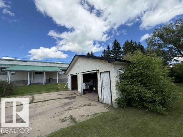 5215 46 ST - 17