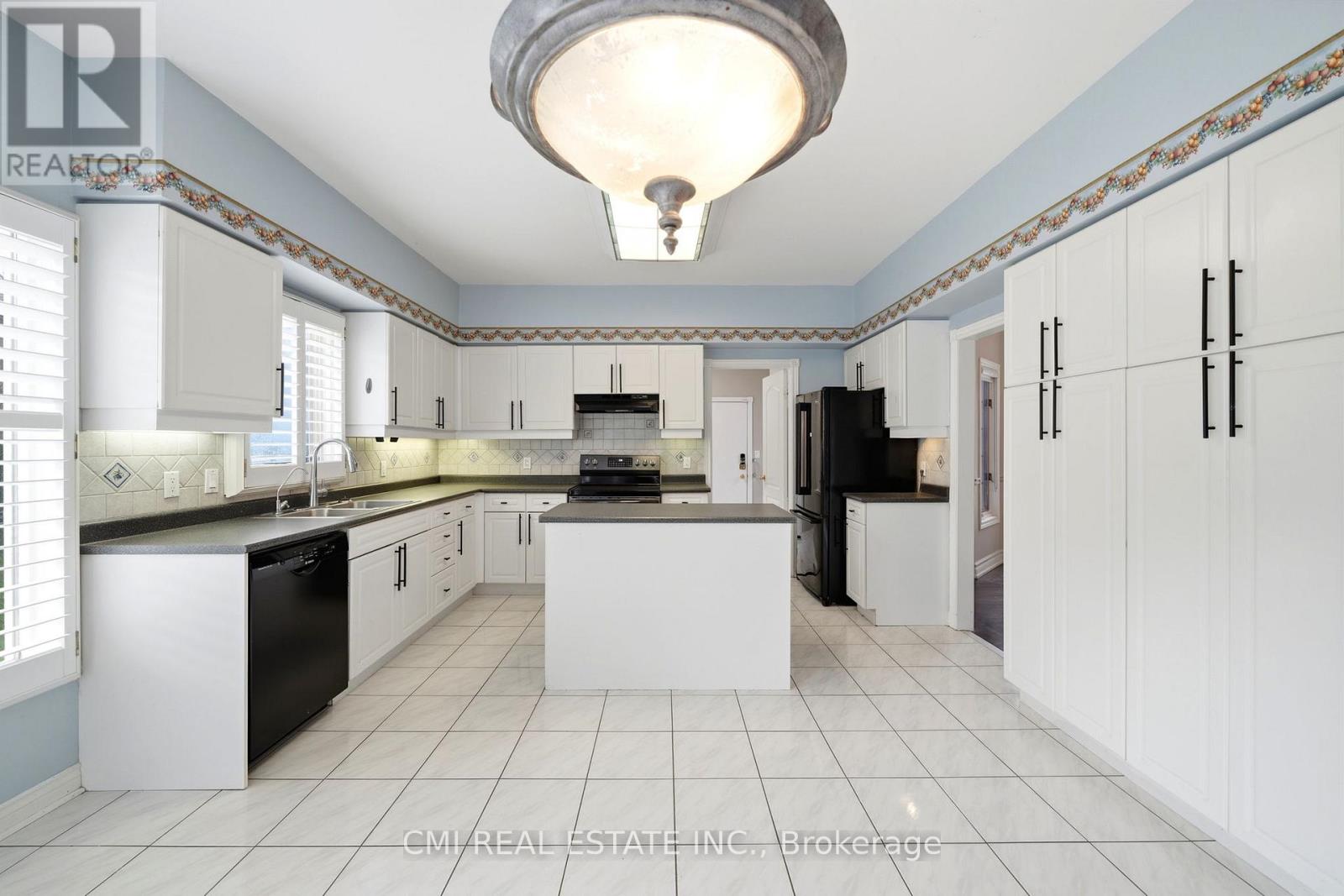15 TREEGROVE CIRCLE - 11