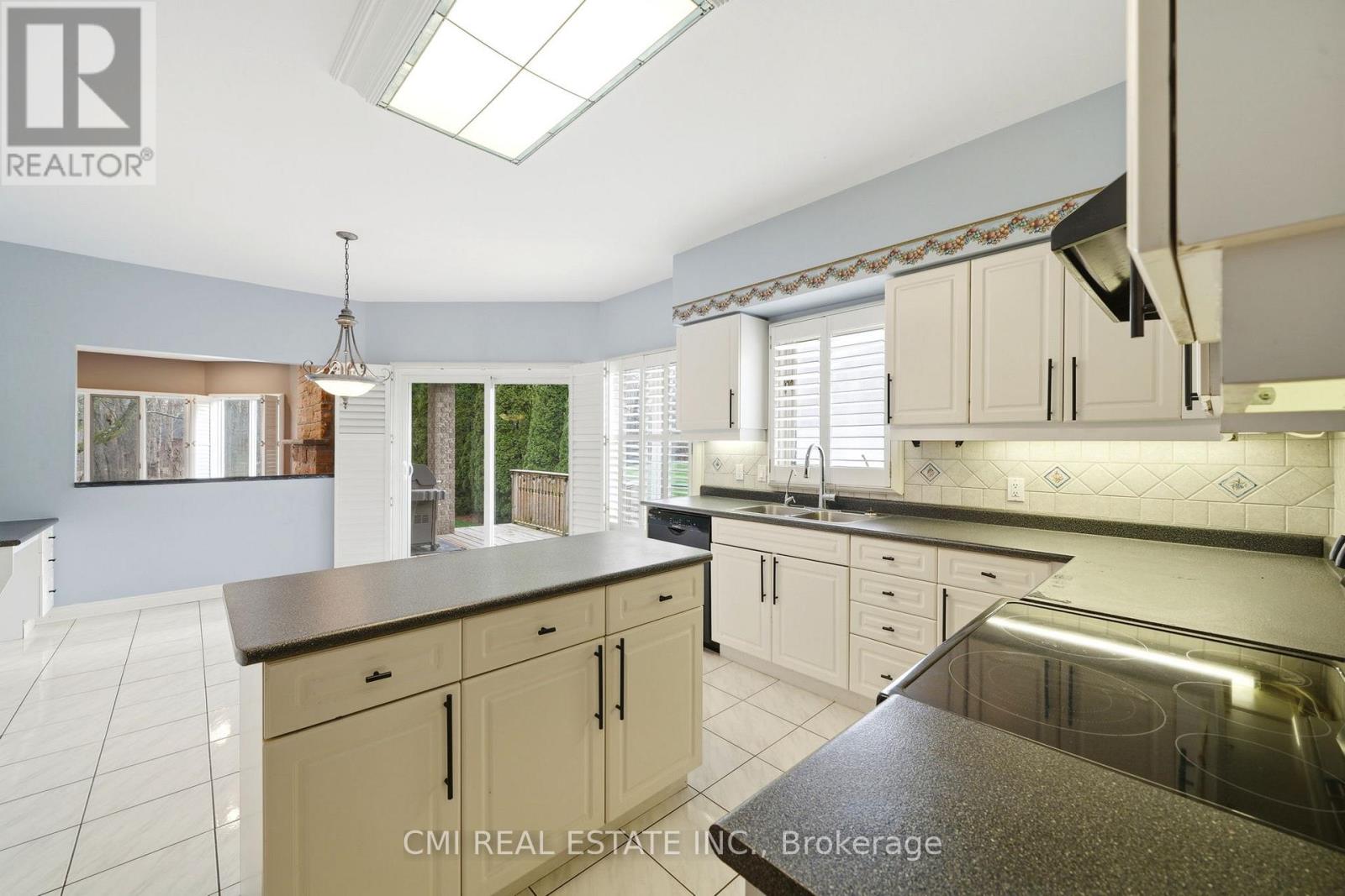 15 TREEGROVE CIRCLE - 14