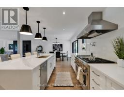 Family room - 8 Circle Ridge, Toronto, ON M6L2H6 Photo 12