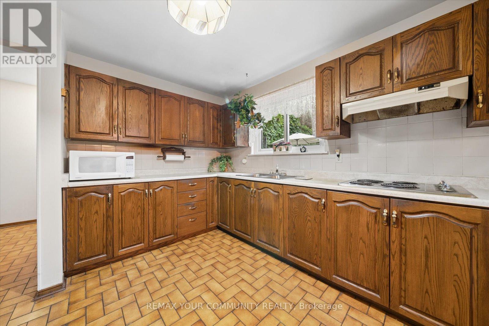 31 DELORAINE DRIVE - 10