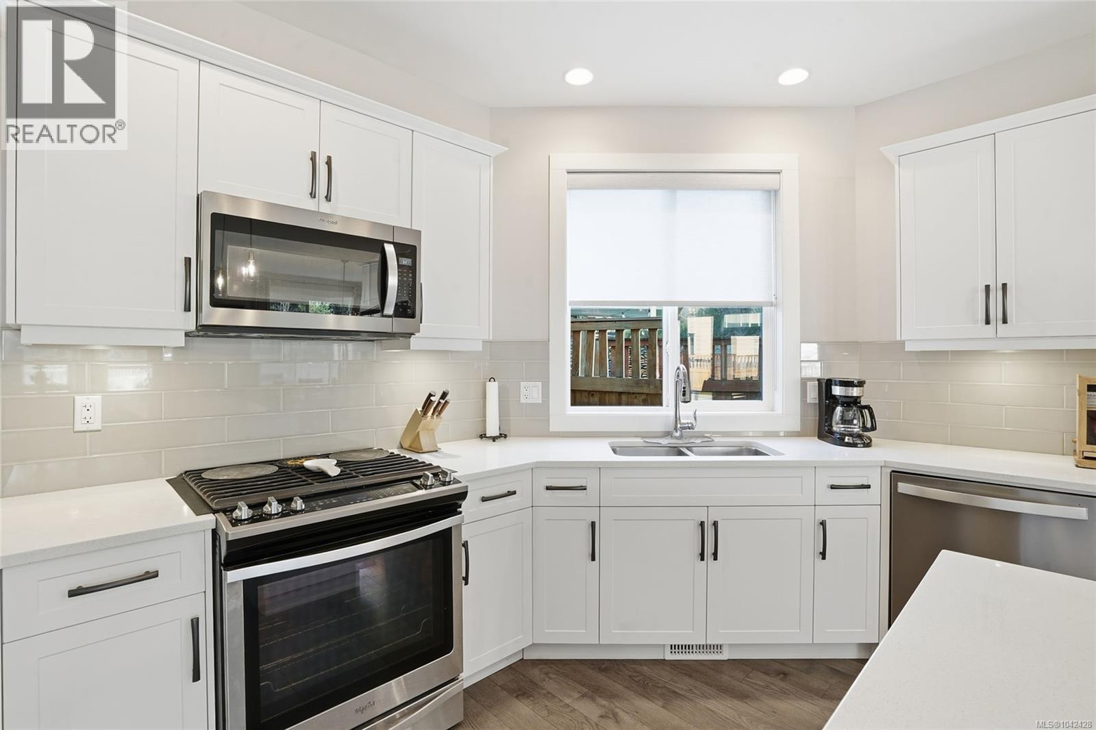 751 James Pl - 7