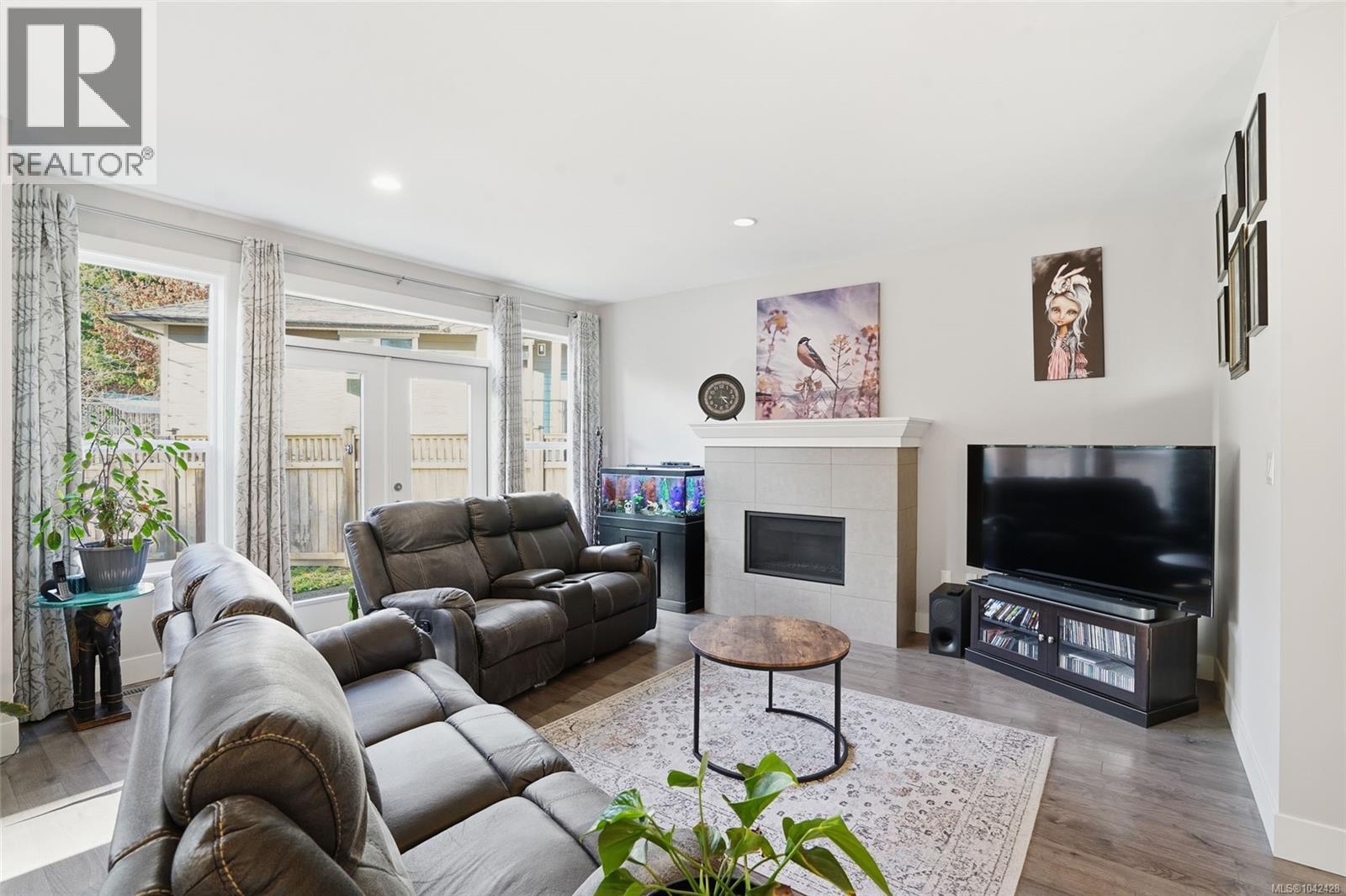 751 James Pl - 9