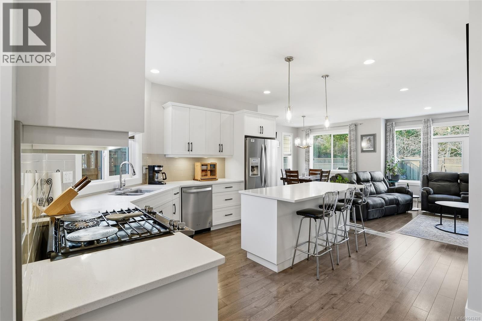 751 James Pl - 8