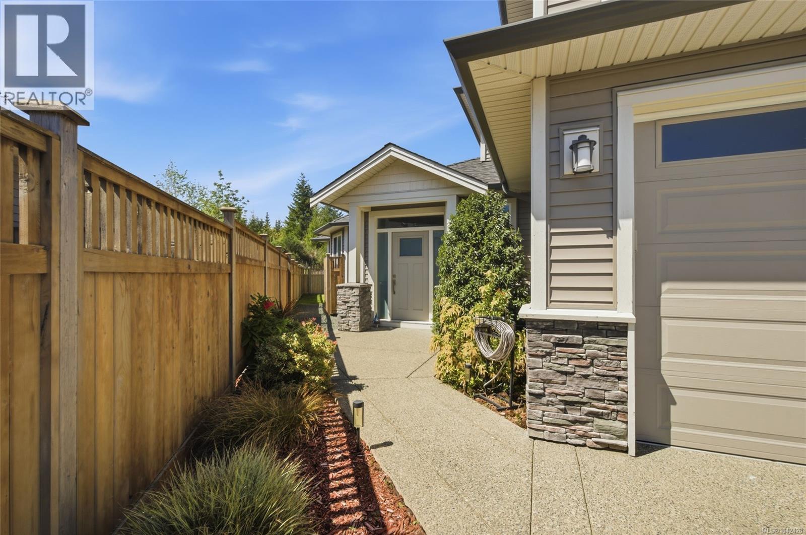 751 James Pl - Image 36