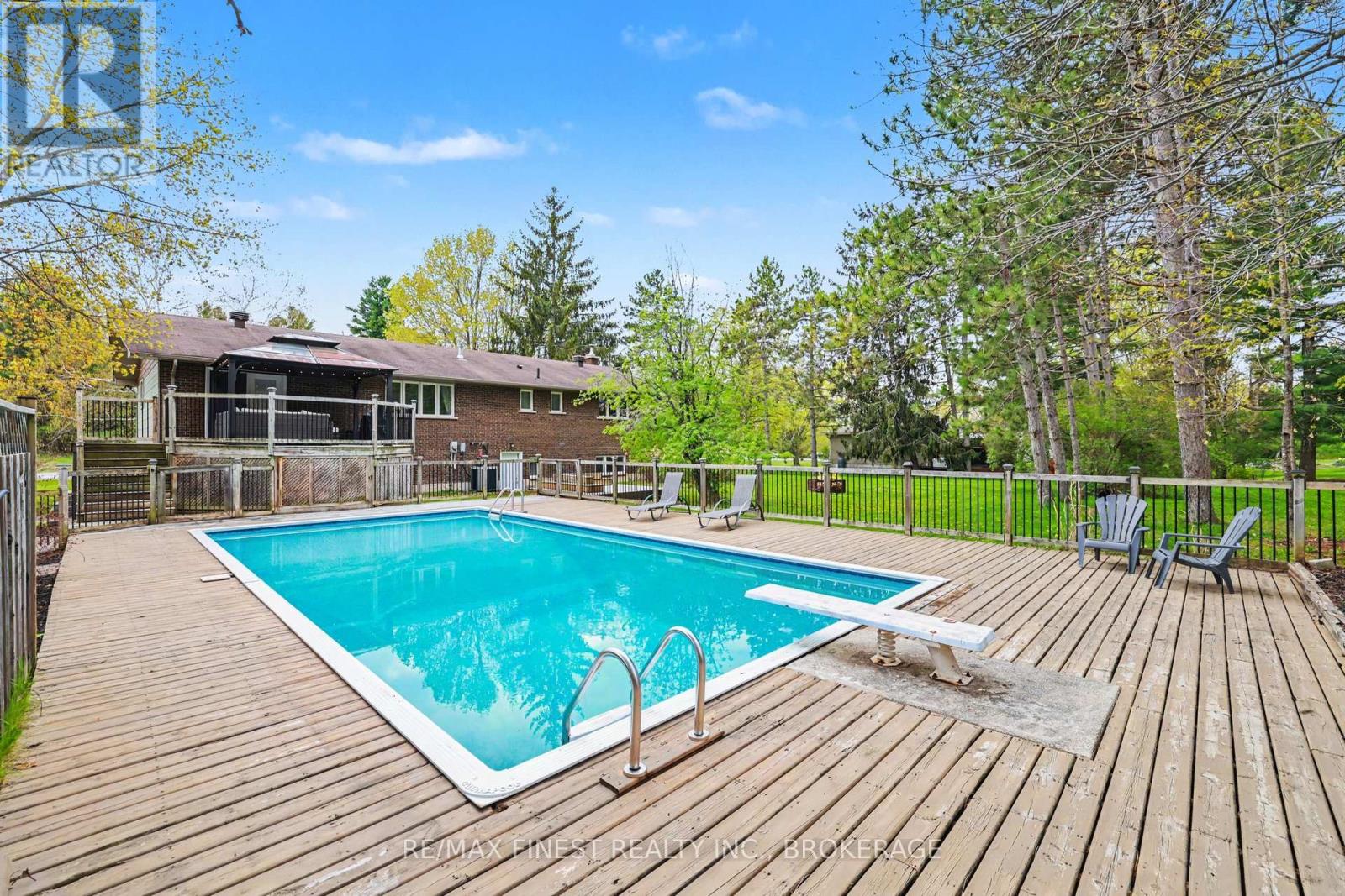 2518 RIDEAU FERRY ROAD - 35
