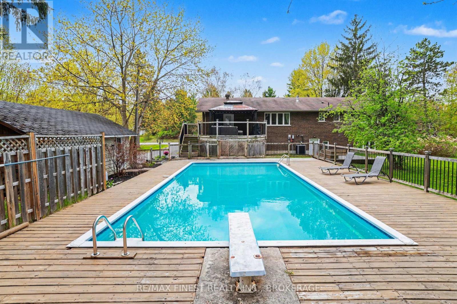 2518 RIDEAU FERRY ROAD - 36