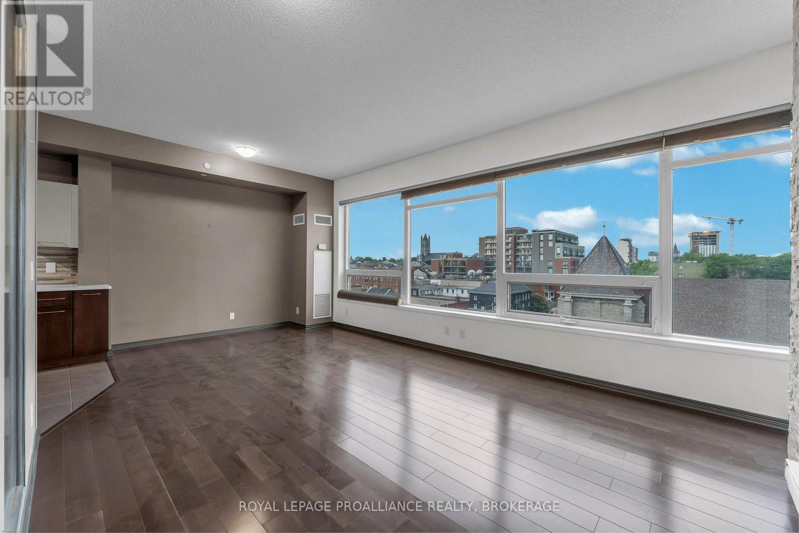 #813 121 QUEEN STREET - 15