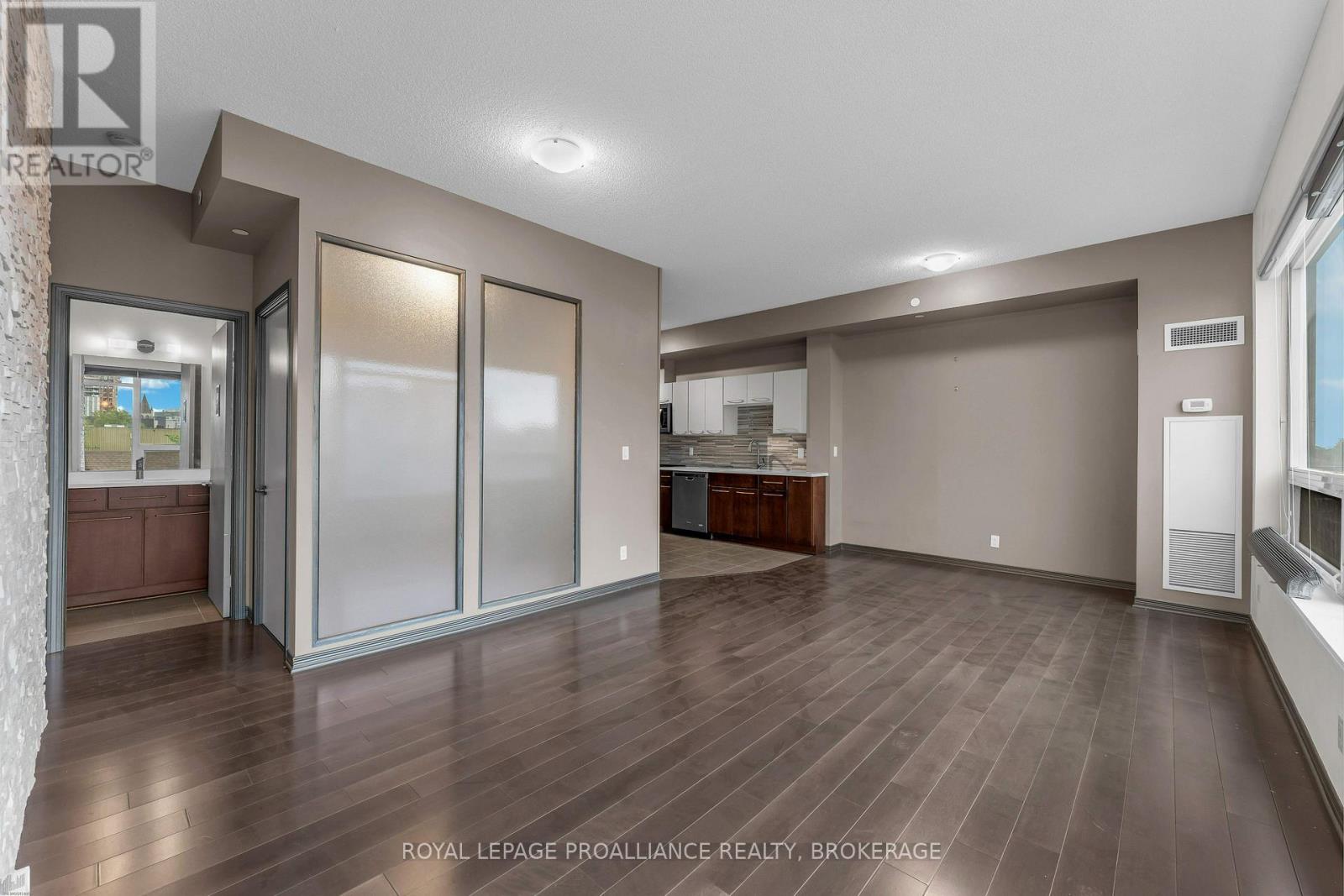 #813 121 QUEEN STREET - 17