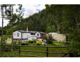 Kitchen - 2884 Wetaskiwin Road, Falkland, BC V0E1W1 Photo 9