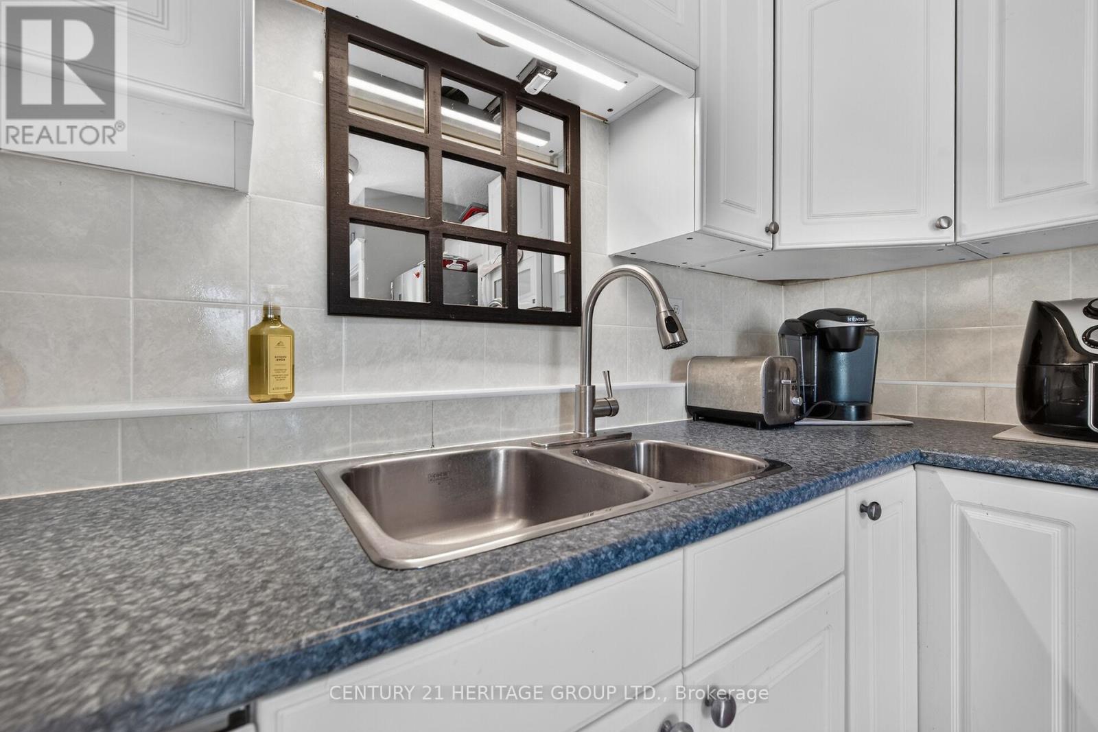 208 CARLTON STREET - 11