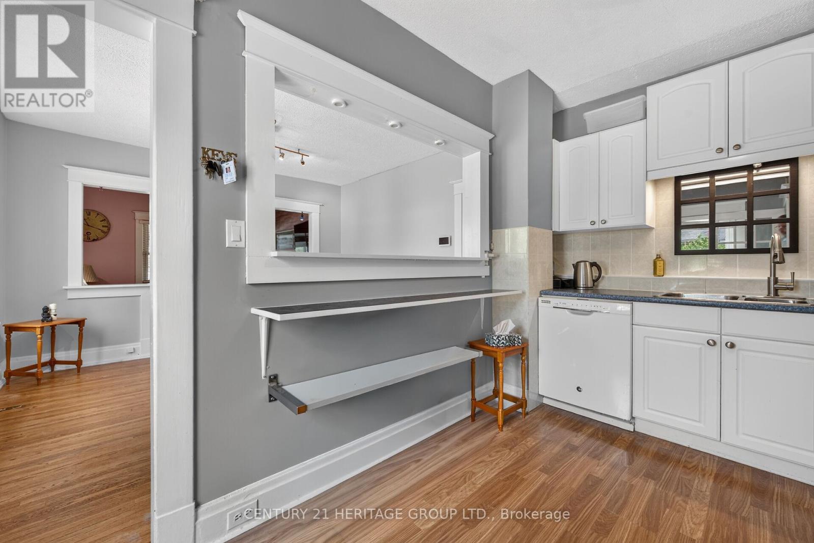 208 CARLTON STREET - 9