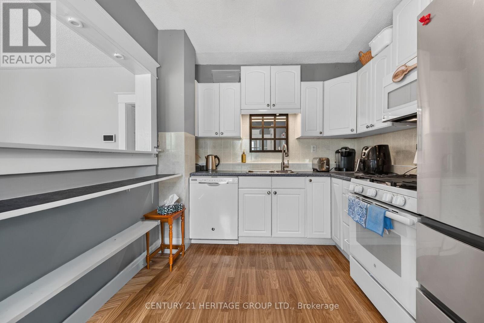 208 CARLTON STREET - 7