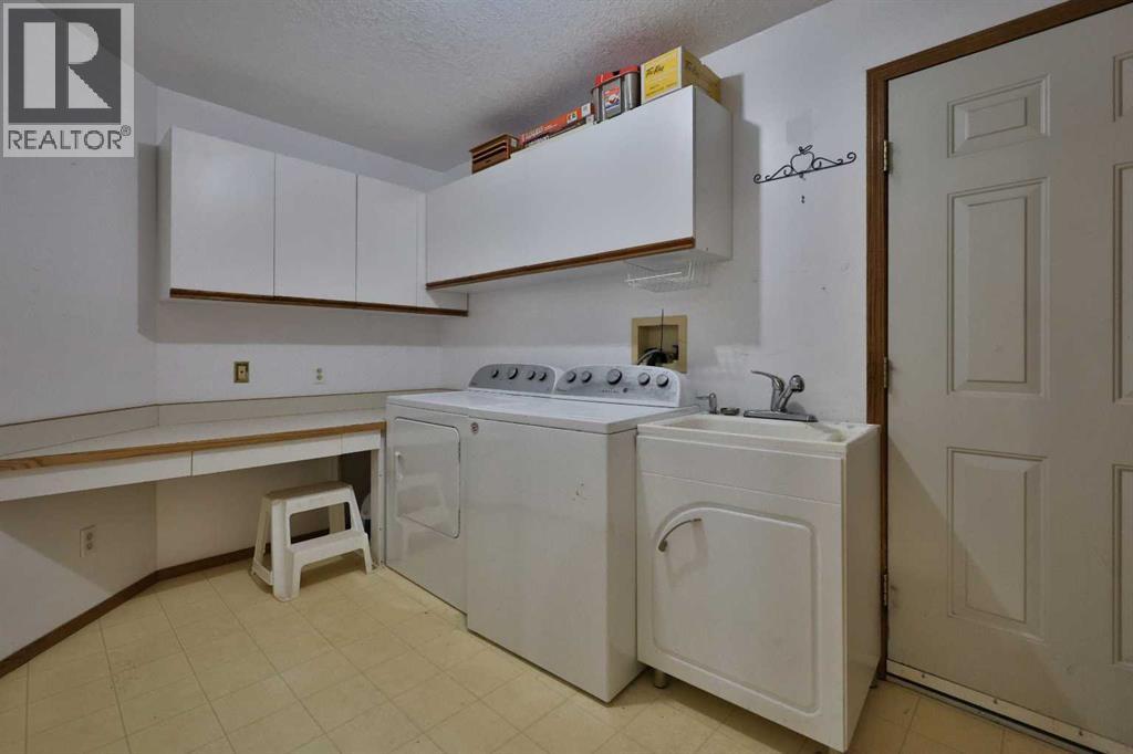 369 S 2 Street W - 33