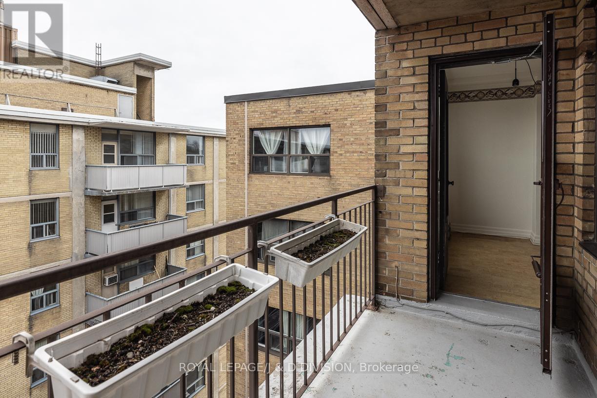 #716 660 EGLINTON AVENUE W - 12