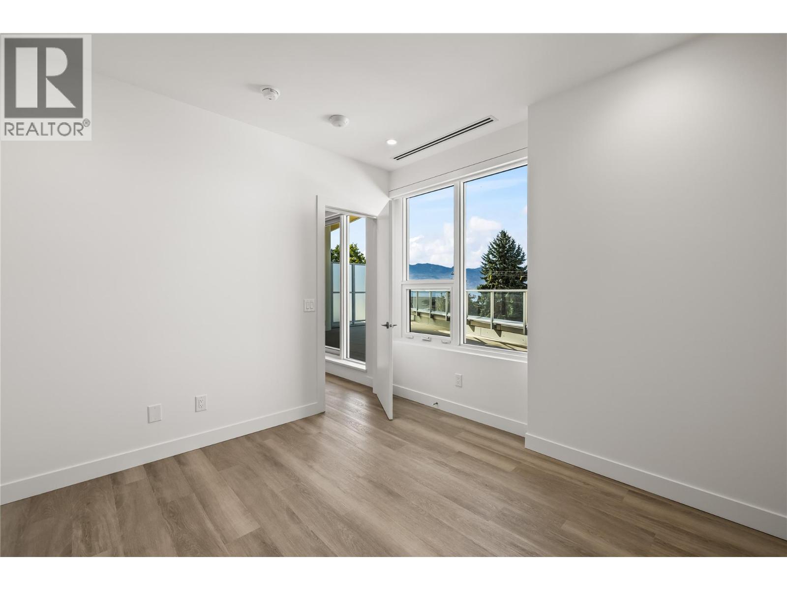 #306 3340 Lakeshore Drive - 18