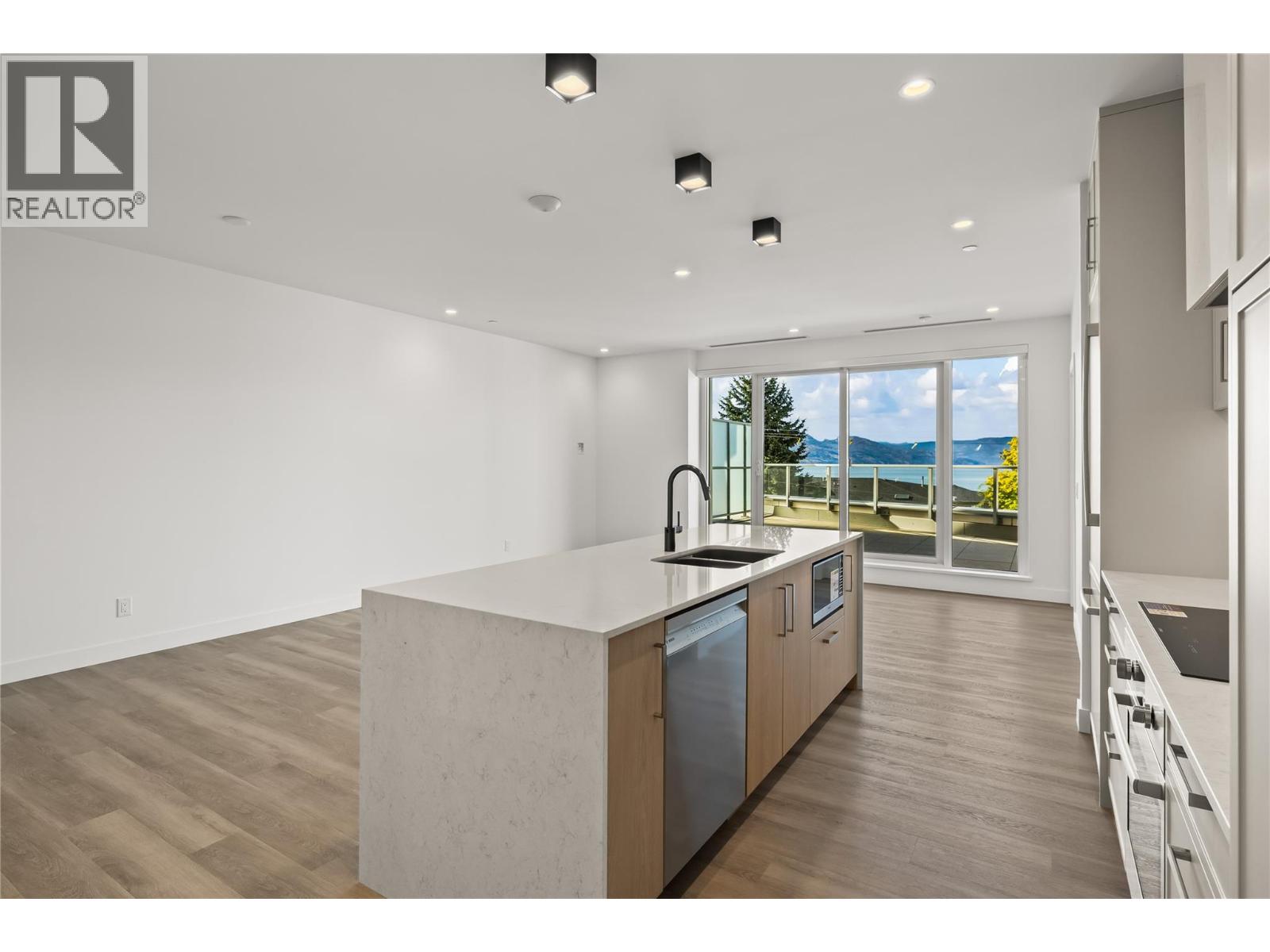 #306 3340 Lakeshore Drive - 5