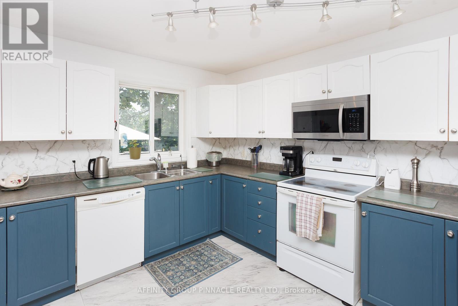 476 BAY STREET - 8