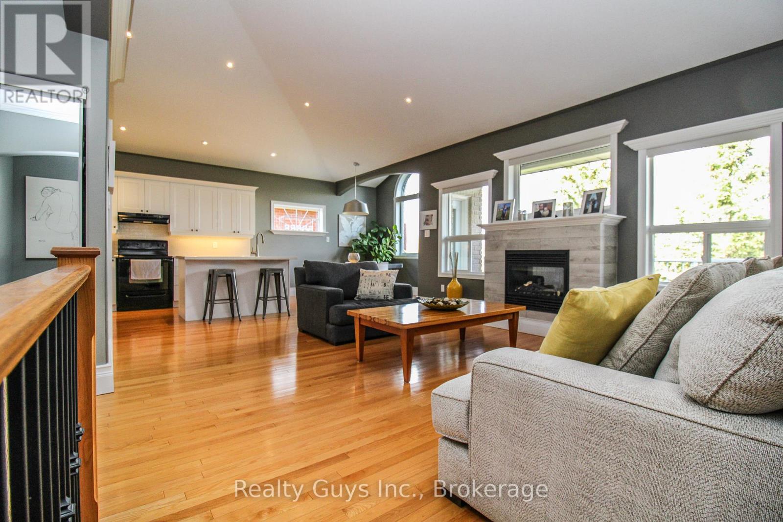 407 CARRIAGE LANE - 14