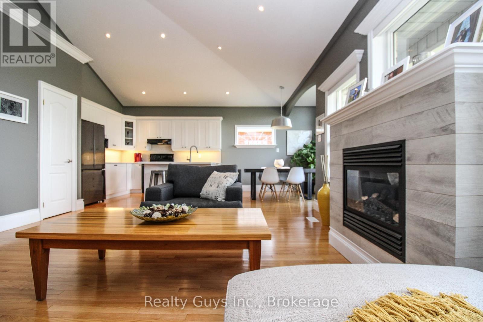 407 CARRIAGE LANE - 15