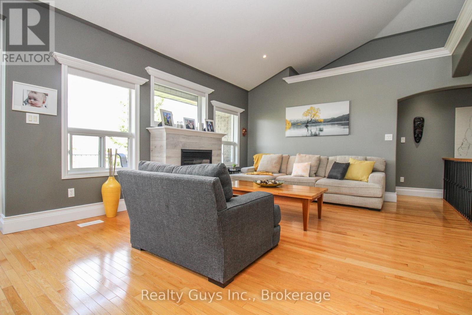 407 CARRIAGE LANE - 16