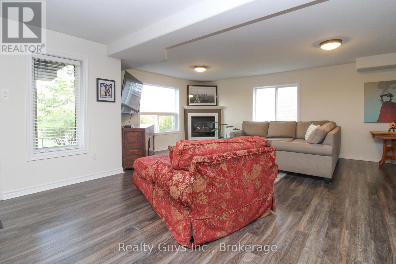 407 CARRIAGE LANE - 32