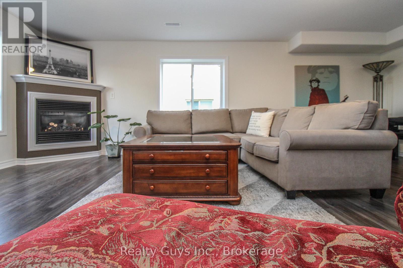 407 CARRIAGE LANE - 33