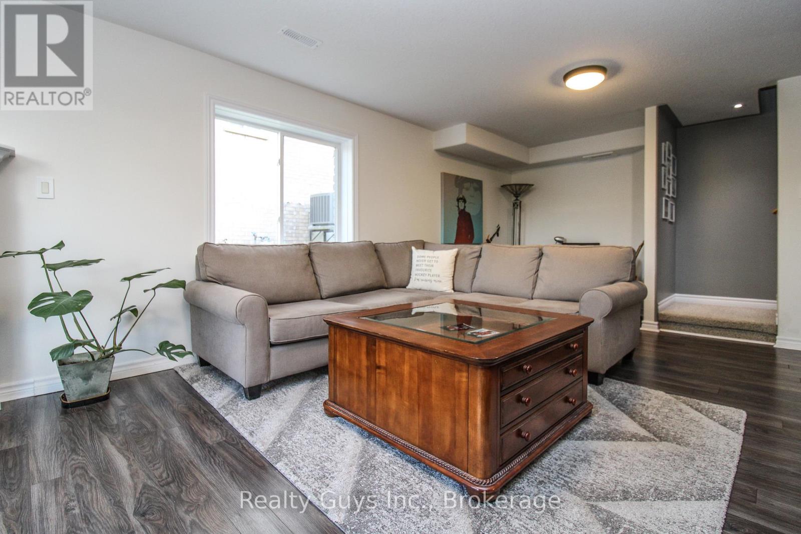 407 CARRIAGE LANE - 34