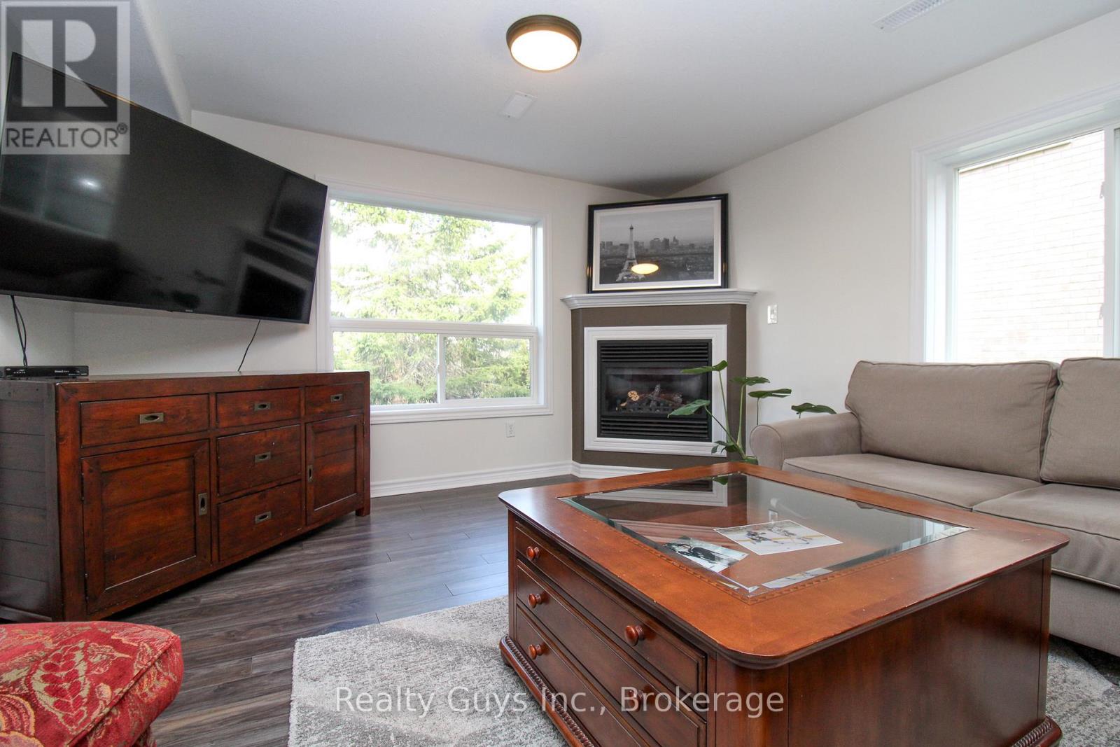 407 CARRIAGE LANE - 36