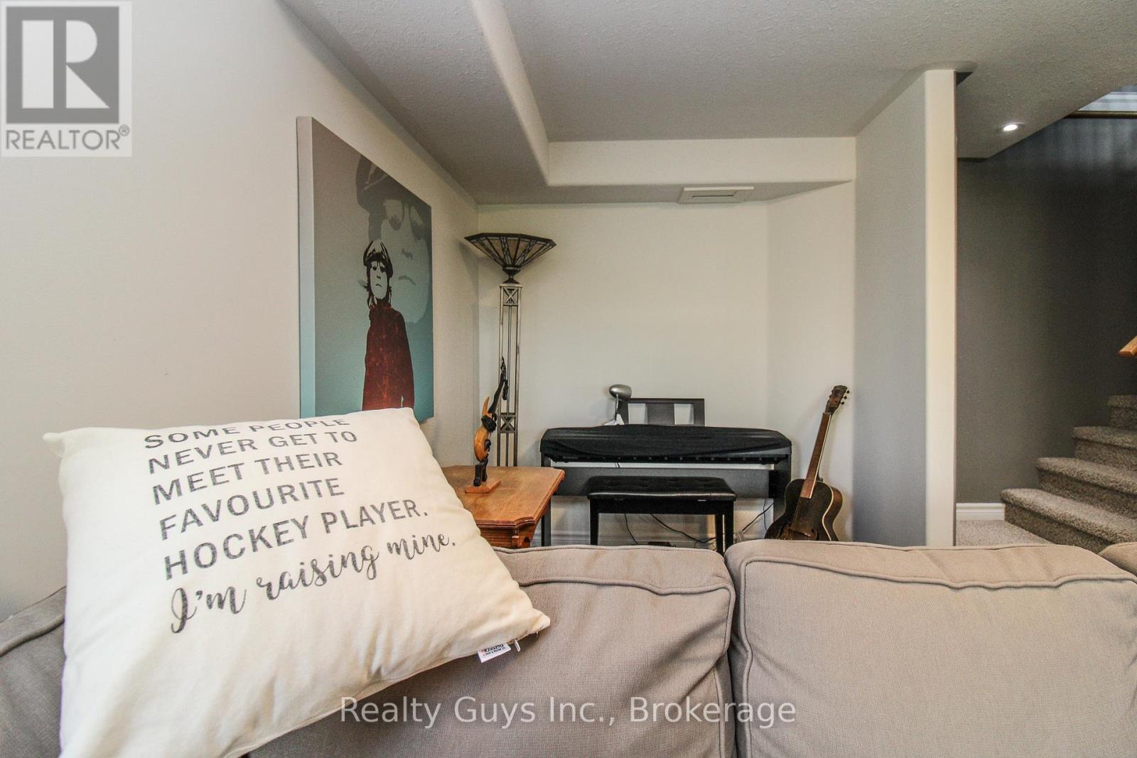 407 CARRIAGE LANE - 37