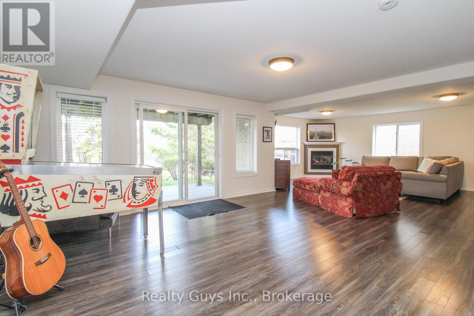 407 CARRIAGE LANE - 40