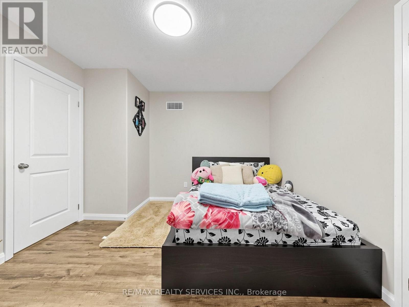 291 HARDCASTLE DRIVE - 26