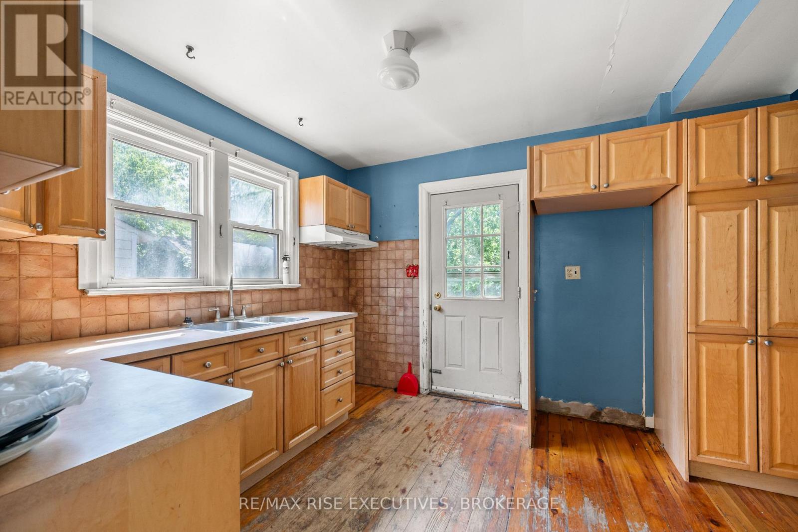 690 JOHNSON STREET - 14