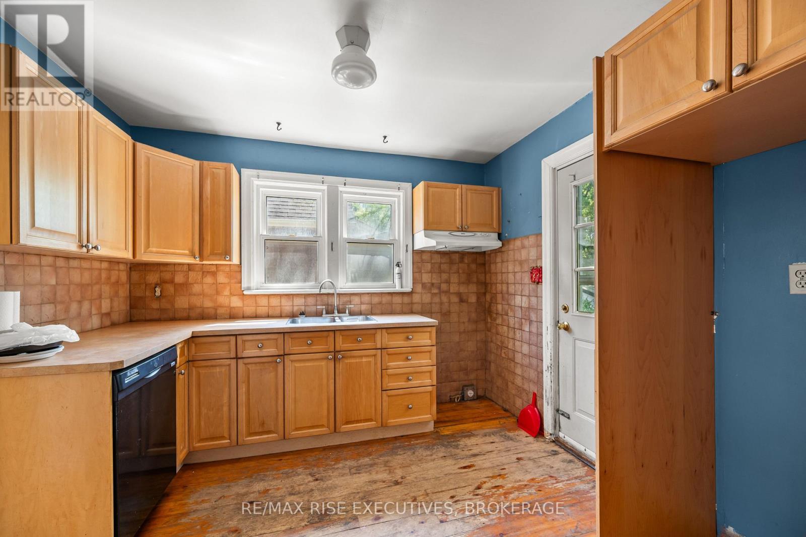 690 JOHNSON STREET - 16
