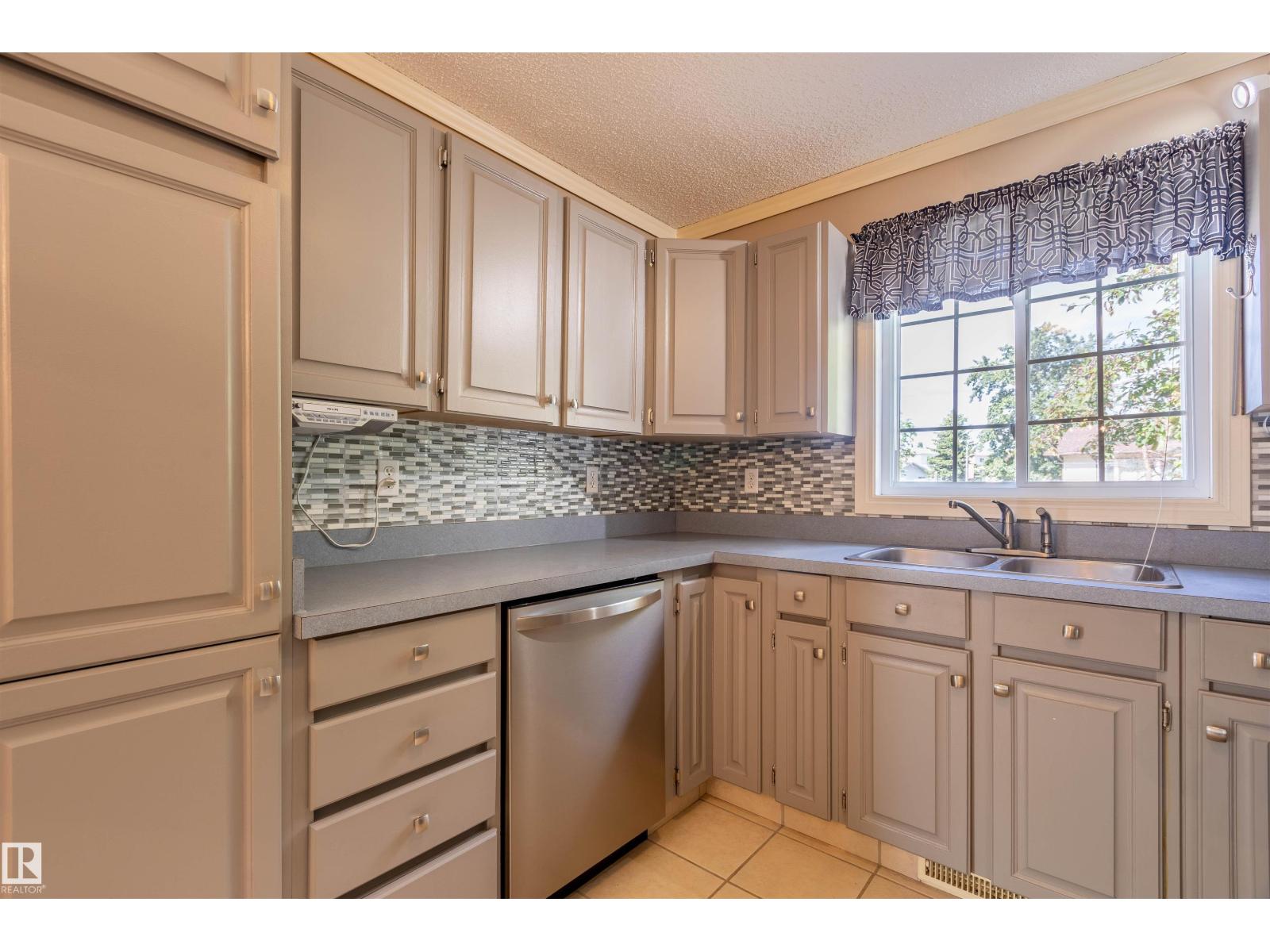 3 GLENFOREST CR — photo 10
