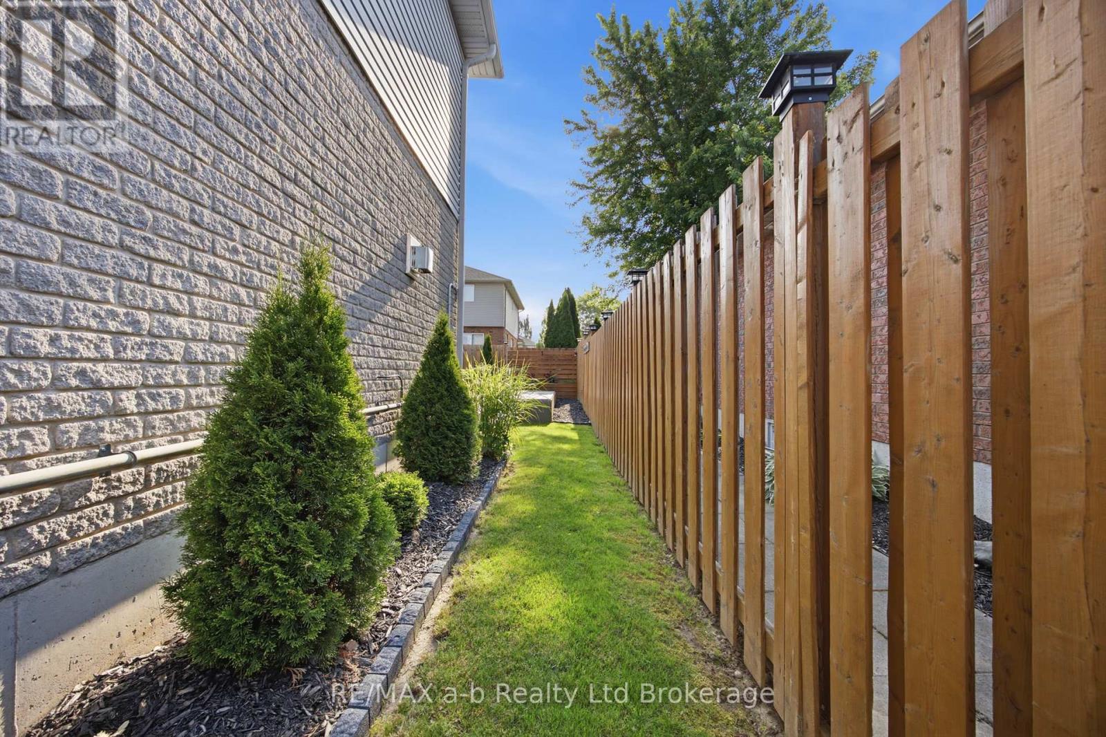 507 HUMMINGBIRD CRESCENT - 34