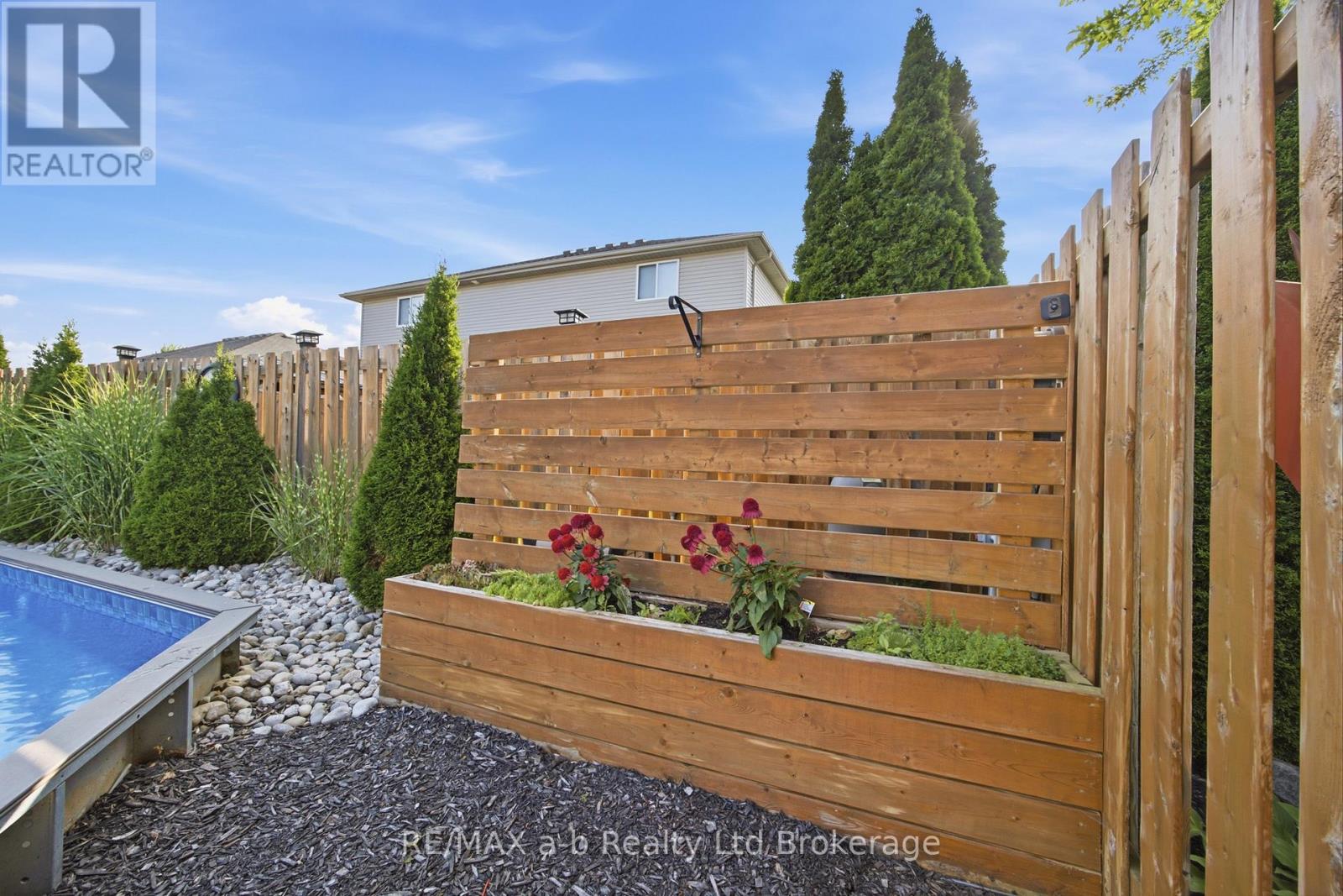 507 HUMMINGBIRD CRESCENT - 35