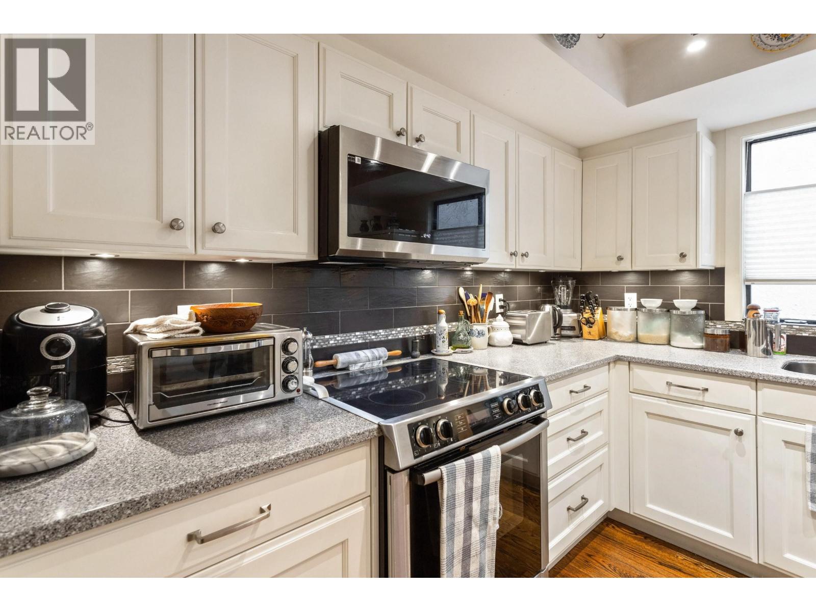 5639 WHITE PINE LANE, North Vancouver