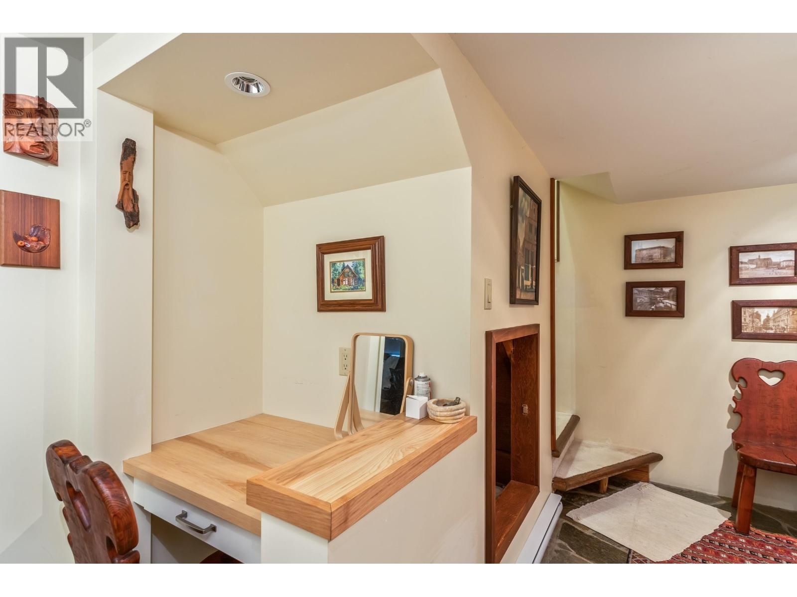 5639 WHITE PINE LANE, North Vancouver