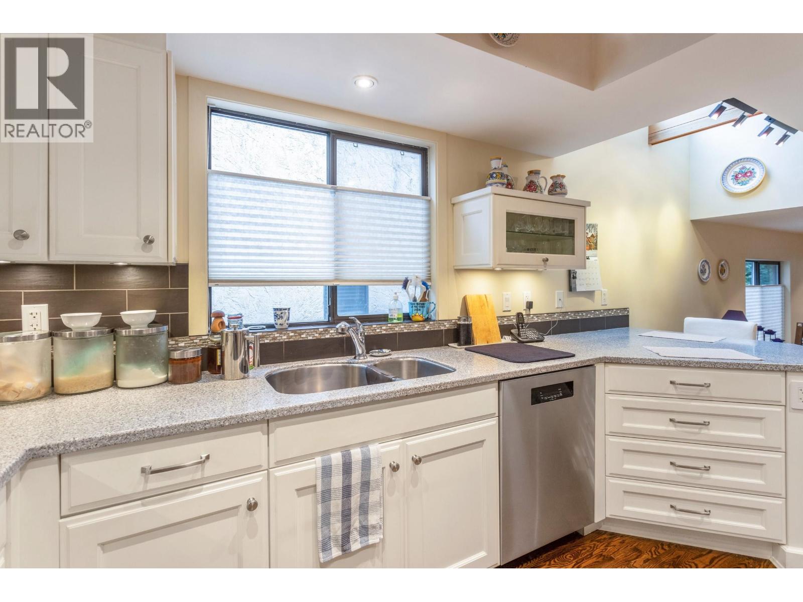 5639 WHITE PINE LANE, North Vancouver