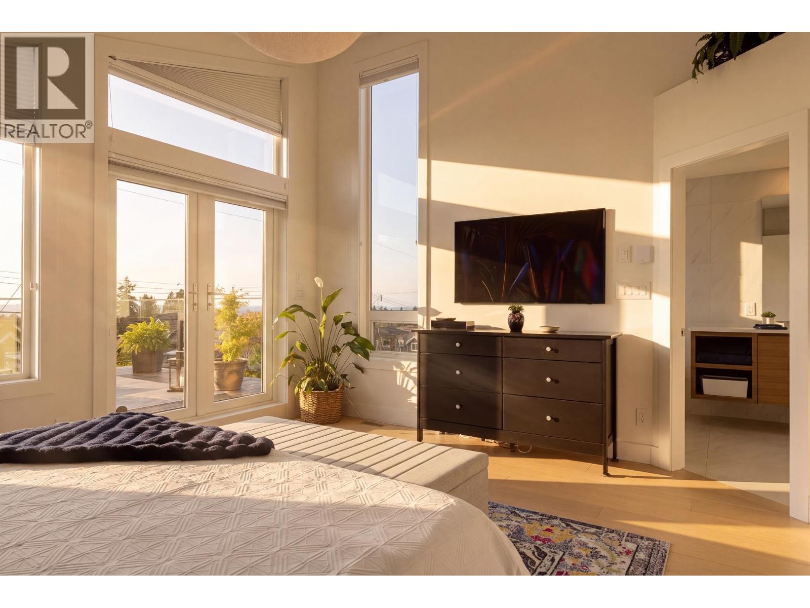 351 W 28TH STREET, North Vancouver