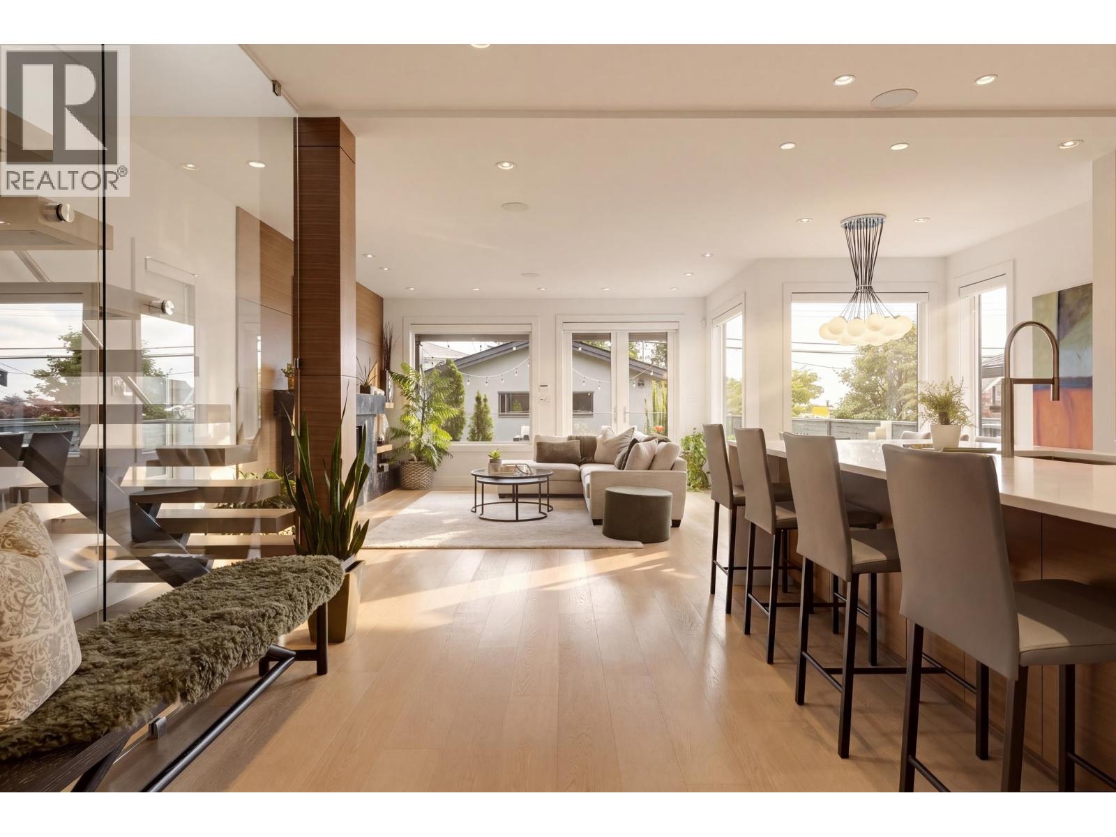 351 W 28TH STREET, North Vancouver