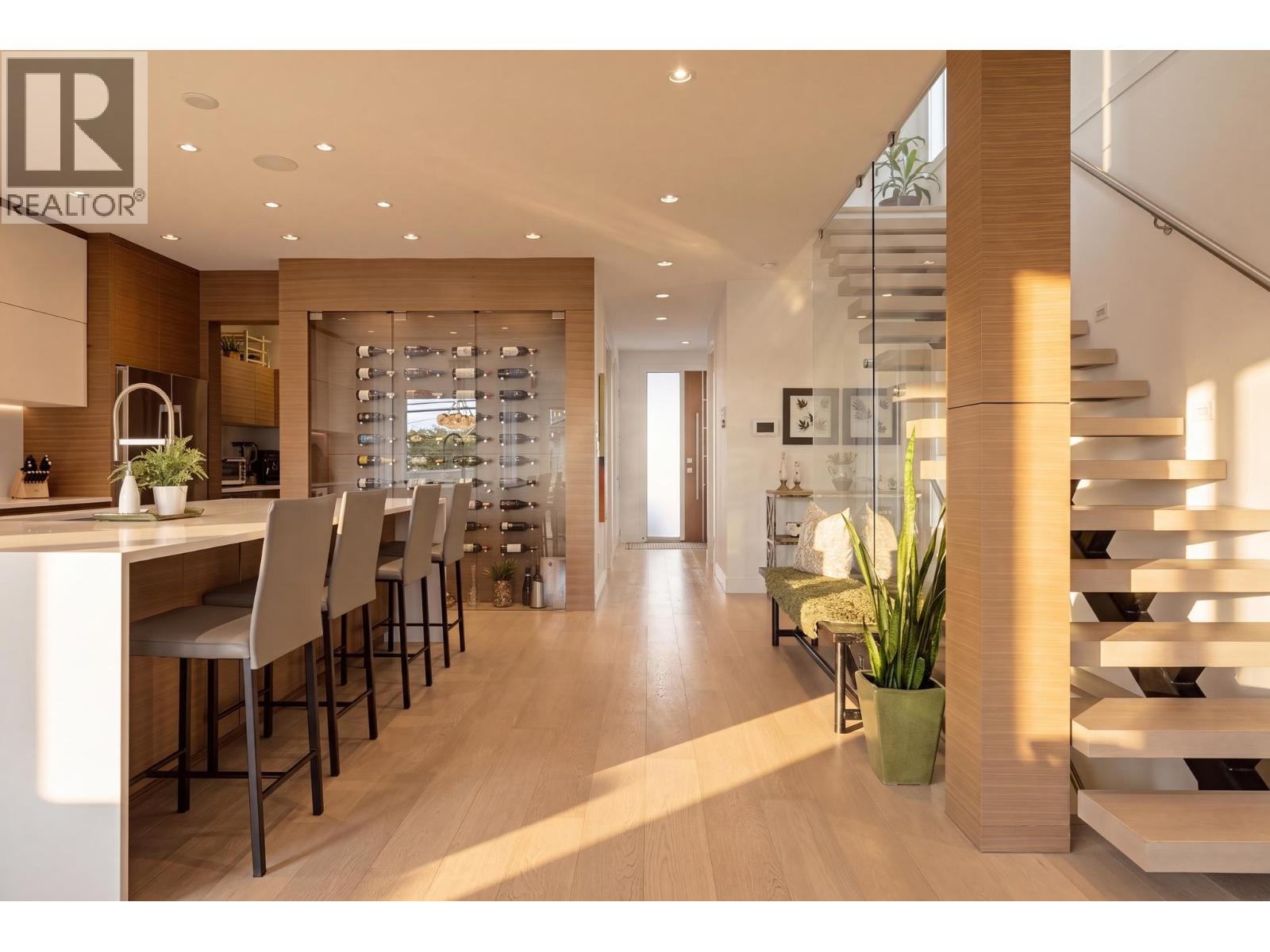 351 W 28TH STREET, North Vancouver