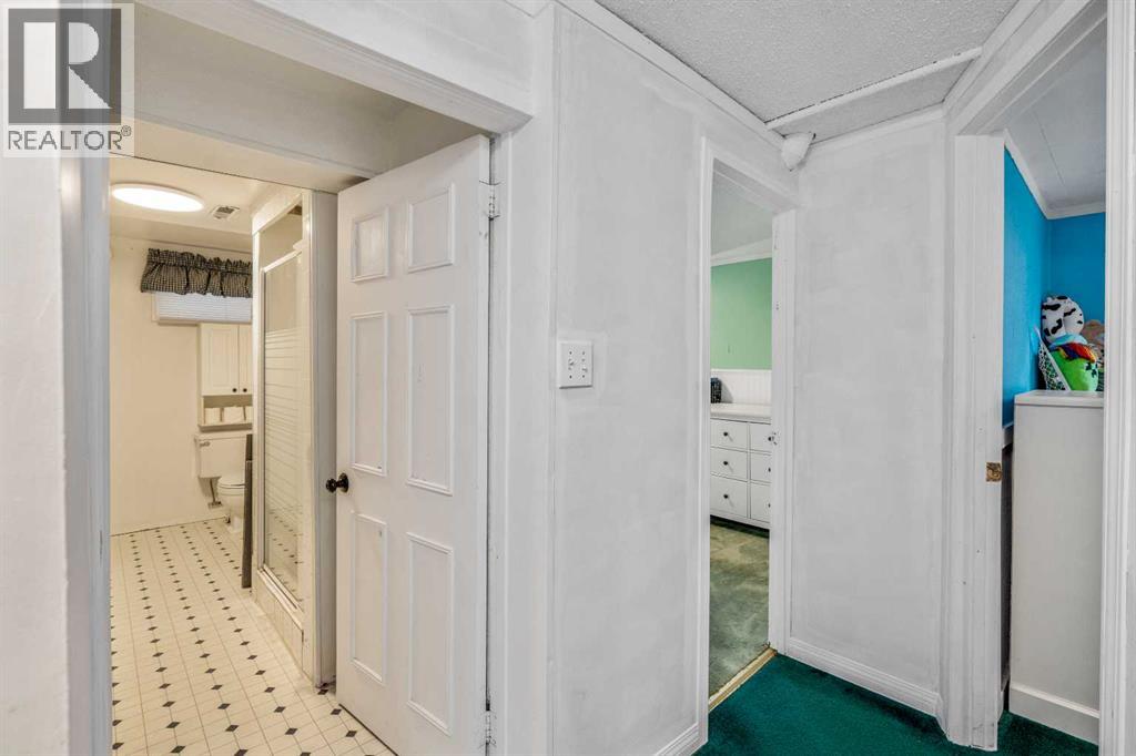447 9 Street W - 30