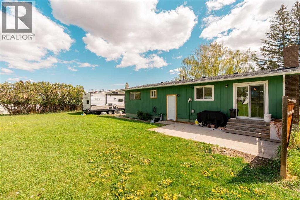 447 9 Street W - 40