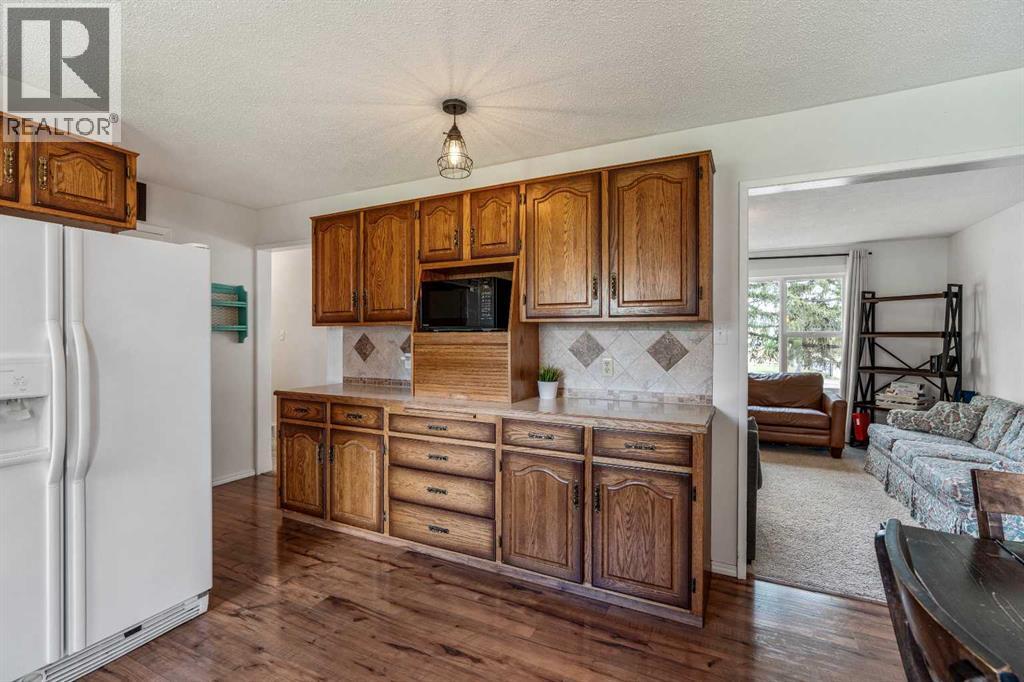 447 9 Street W - 10