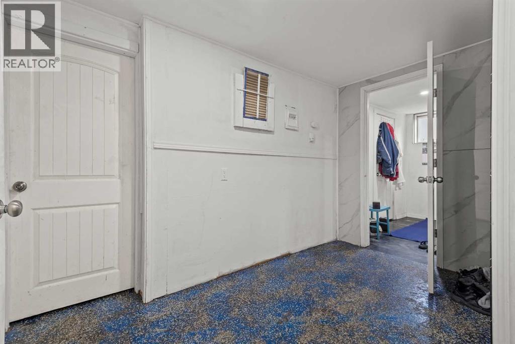 302 6 Avenue NE - 30