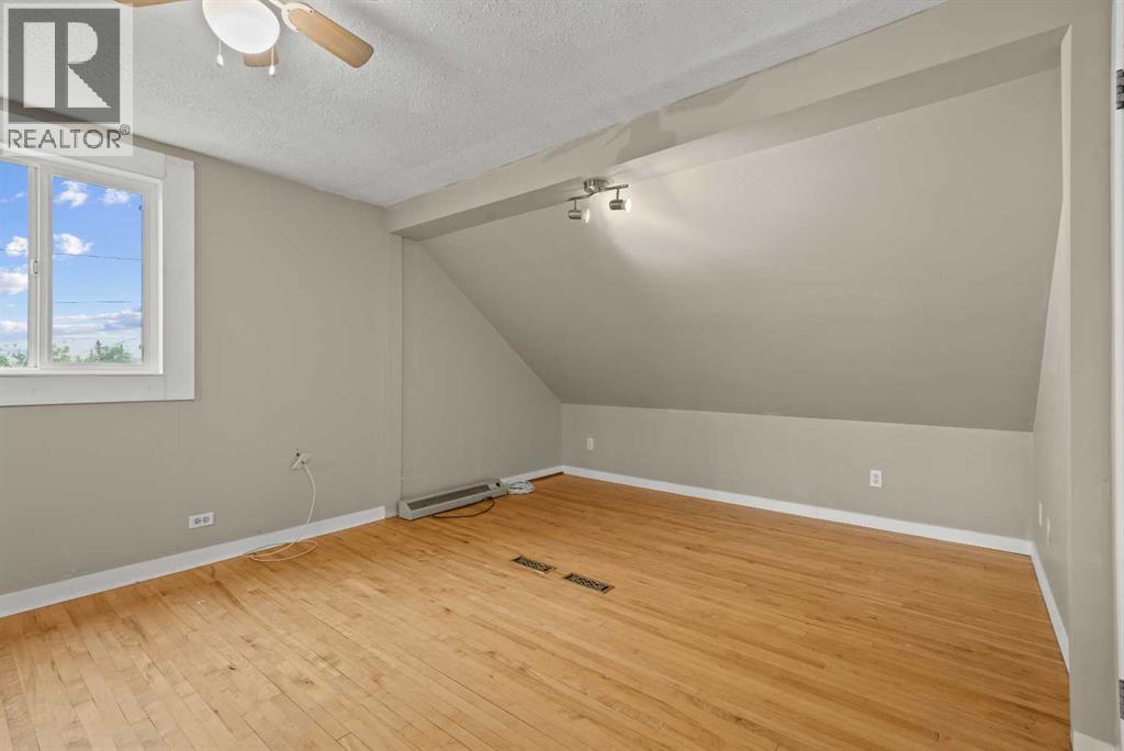 302 6 Avenue NE - 23