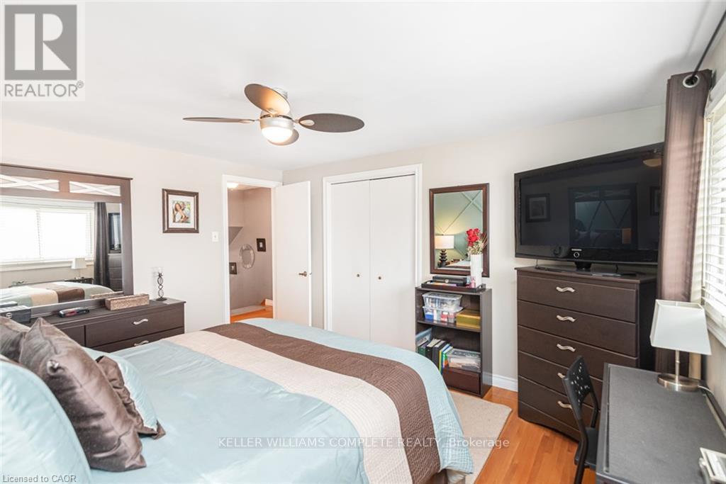 366 BERKINDALE DRIVE - 19