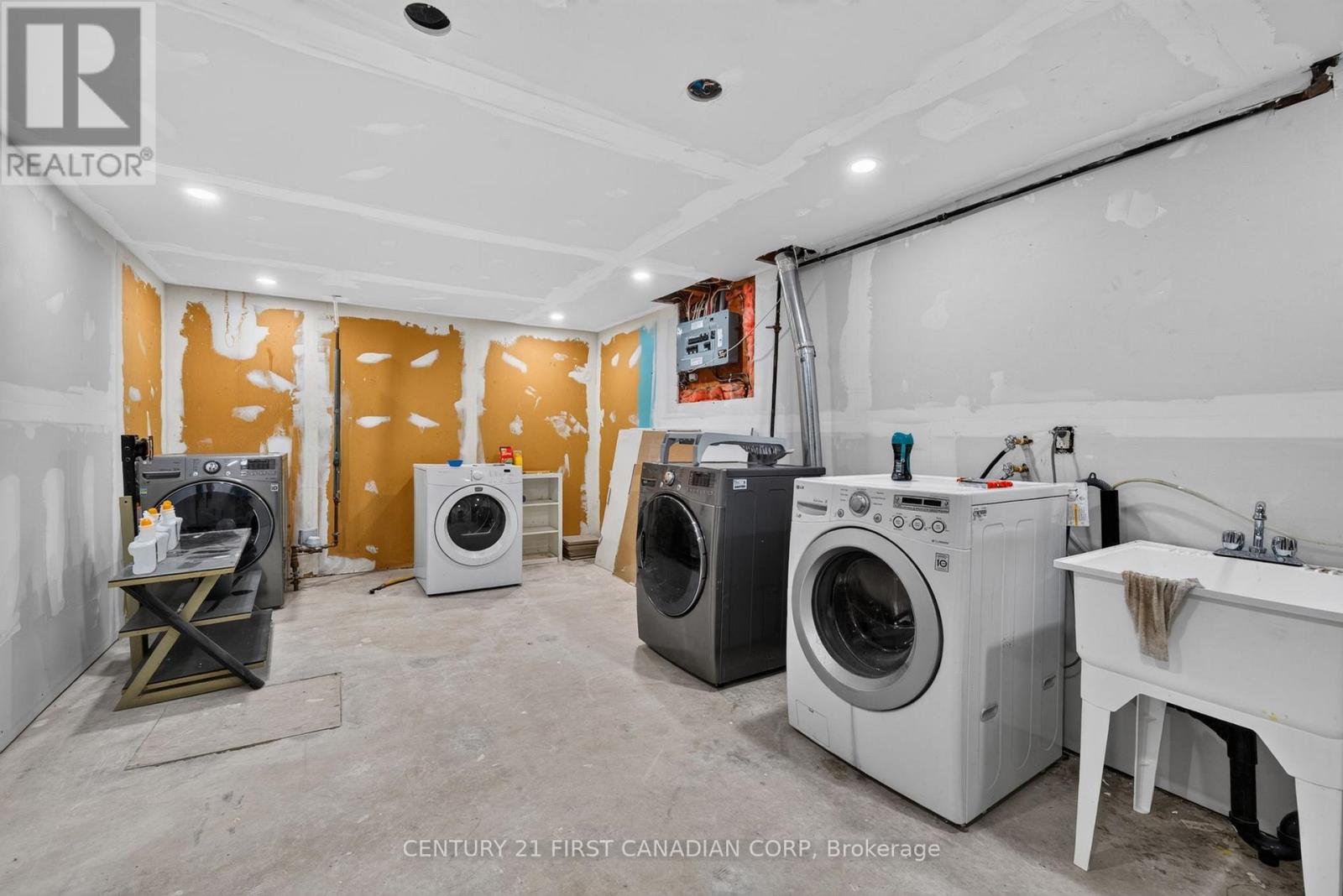 224 CULVER CRESCENT - 18